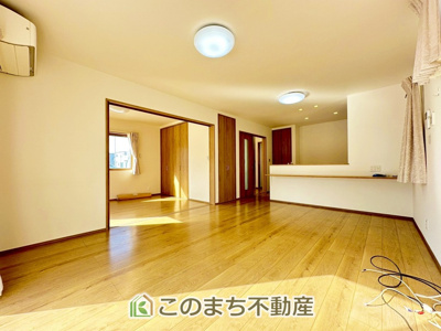 【居間・リビング】 | 宇都宮市陽東1丁目中古戸建 | 時間のゆとりと空間、暖かな陽光がもたらす光と風を独占してください。新しい暮らしが始まります。
