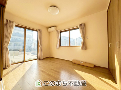 【洋室】 | 宇都宮市陽東1丁目中古戸建 | 柔らかい陽光が差し込む明るいお部屋を演出する設計。彩光の取れる窓が気持ちの良いお部屋を創り上げます。
