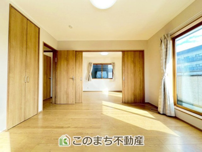【洋室】 | 宇都宮市陽東1丁目中古戸建 | 広々した安らぎの主寝室。沢山の物をスッキリ収納できる大型のクローゼットなども魅力の一つですね。
