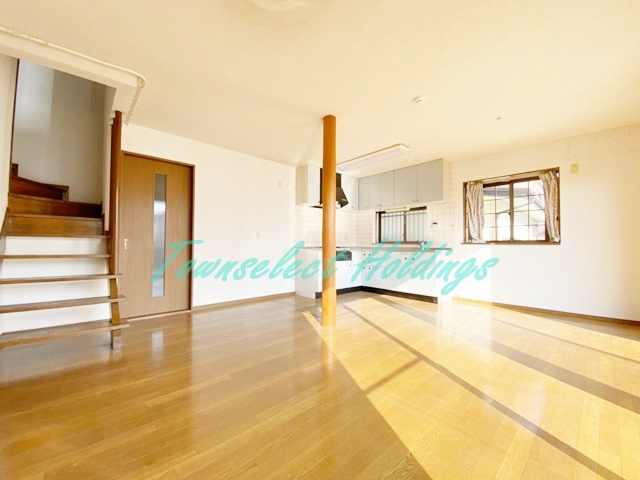 横浜市泉区和泉が丘３丁目の一戸建ての居間・リビング|おしゃれな居間です