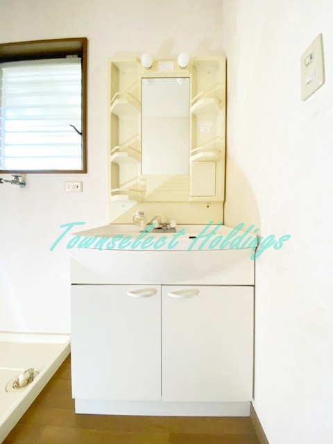 横浜市泉区和泉が丘３丁目の一戸建ての洗面所|明るい洗面所です