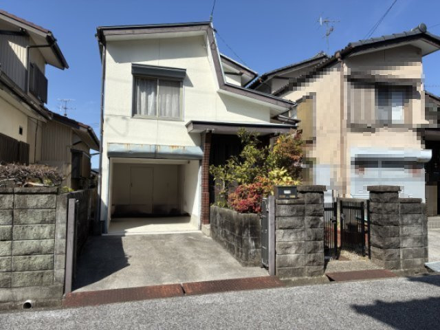 瀬戸東町３丁目　中古住宅の外観|雨の日でも濡れずに乗り降りできるビルトインガレージ付きのお家です☆