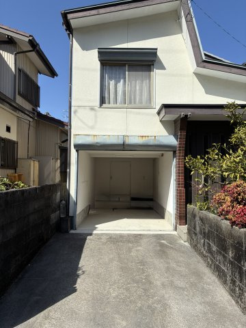瀬戸東町３丁目　中古住宅の駐車場|縦列駐車で２台停められます◎