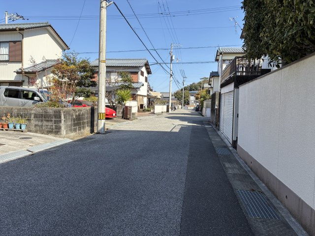 瀬戸東町３丁目　中古住宅の前面道路含む現地写真|前面道路が広いので車の出入りやすれ違いもスムーズです！