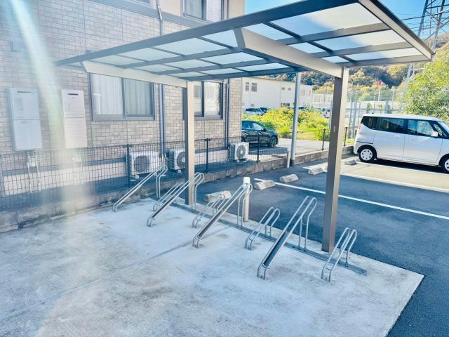 ブランドールの駐車場