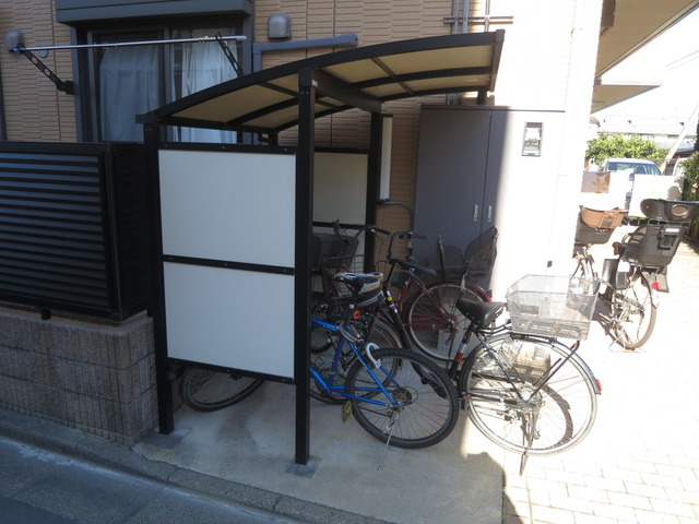 ジュネス・ド・フルールのその他共用部分|屋根つきの駐輪スペース♪