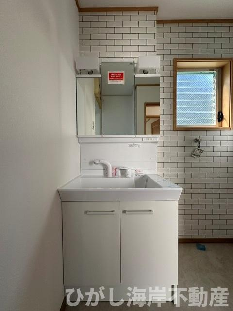 茅ヶ崎市円蔵　中古戸建の独立洗面台|新規リフォーム完了！　三面鏡化粧台