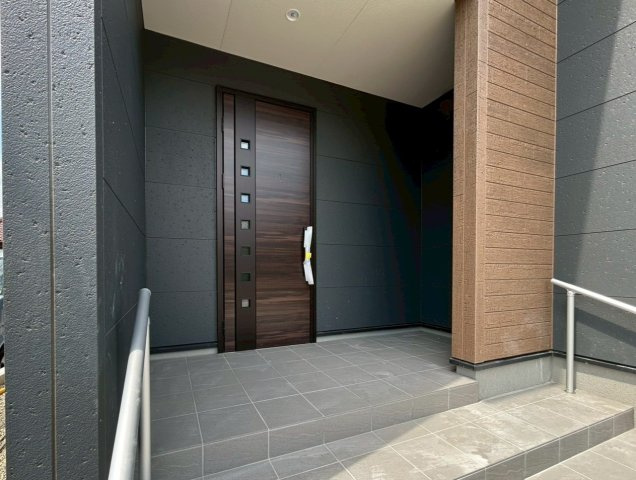 リーブルガーデン　一宮市浅井町河田　全1区画分譲の玄関|【ピッキング防止機能付き玄関ドア錠】玄関ドアの鍵は上下に２つあり、内側の下段は脱着サムターンキー。
鍵を不正に開錠されても、もう１つの鍵でピッキングを防ぎます。防犯性の高い仕様になっています。