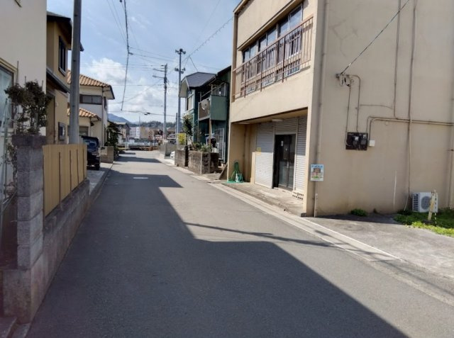 売土地　伊豆の国市南條の前面道路含む現地写真|道路に面した使いやすい立地の物件です。住宅用地としてはもちろん、店舗や事務所用地としてもご検討いただける立地です。