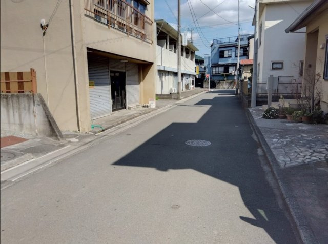 売土地　伊豆の国市南條の前面道路含む現地写真|周辺は住宅が立ち並ぶ落ち着いた環境で、住まいづくりにもおすすめの土地です。
