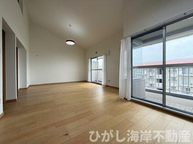 サニータウン茅ヶ崎５号棟の居間・リビング|R6年　新規リフォーム完了！　17帖　LDK