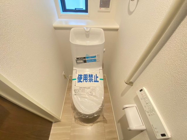【同施工物件ご案内可能】愛知郡東郷町大字春木字白土　全1棟の内観：施工例|【高機能トイレイメージ】
◆高機能トイレの多くは便器のフタの開閉が自動であり、使用後に手動で水を流す面倒もなく非常に便利です。スタイリッシュな見た目で、お掃除しやすく、節水効果が高いです。　　　　　　