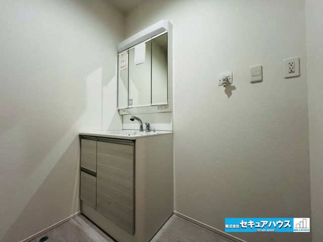 【本日ご案内可能】愛知郡東郷町大字春木字白土　全1棟の独立洗面台|【独立洗面化粧台】
◆鏡の裏にはたっぷりと収納スペースを標準装備！
◆電源を付属しているのでドライヤーなど利用できます。
◆洗面台下の収納スペースは、洗剤やシャンプーのストックをしまうことができます。