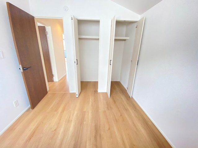 【同施工物件ご案内可能】愛知郡東郷町大字春木字白土　全1棟の内観：施工例|【洋室イメージ】
◆広々とした居住空間は日々の暮らしを彩り、心のやすらぎと満足感を与えてくれます。通風と採光を考慮した設計は子供たちはのびのび育ち、家族でくつろぎと団らんを生み出します。　　　　　　　