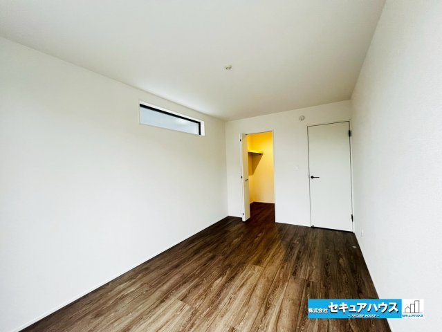 【本日ご案内可能】愛知郡東郷町大字春木字白土　全1棟の洋室|【洋室7.5帖】
◆広々とした居住空間は日々の暮らしを彩り、心のやすらぎと満足感を与えてくれます。通風と採光を考慮した設計は子供たちはのびのび育ち、家族でくつろぎと団らんを生み出します。　　　　　　　