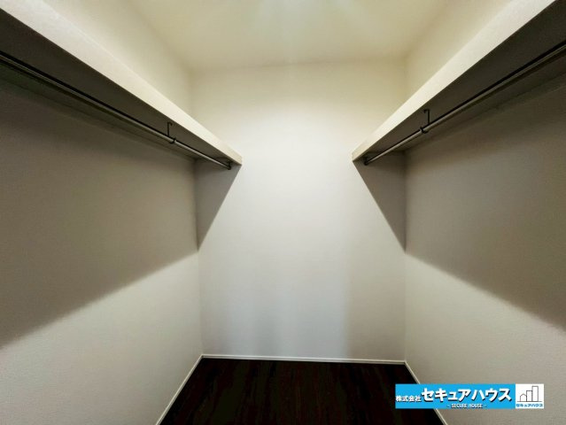 【本日ご案内可能】愛知郡東郷町大字春木字白土　全1棟の収納|【洋室7.5帖のウォークインクローゼット】
◆両面にお洋服をかけることのできるウォークインクローゼットです。上棚にも収納ボックスを使えば沢山物を収納することができます。　　　　　　　　　　　　　　　　