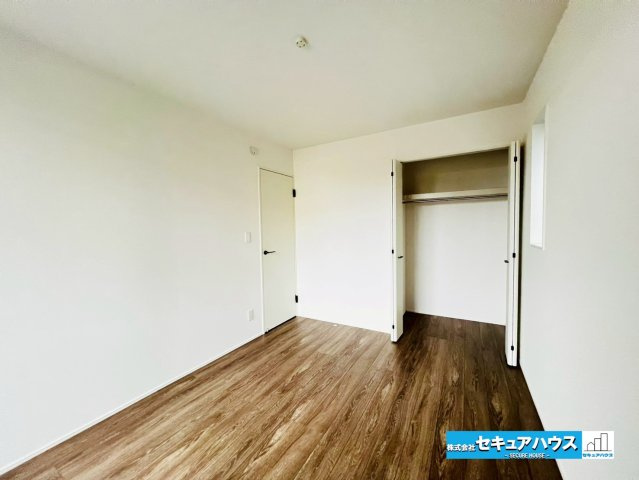 【本日ご案内可能】愛知郡東郷町大字春木字白土　全1棟の洋室|【洋室6帖】
◆家族一人ひとりの大切なプライベート空間。趣味に合わせて使って頂けるようシンプルに仕上げてあります。暮らし心地を大きく左右する収納を、適材適所に配置し使い勝手を考慮しました。　　　　　　