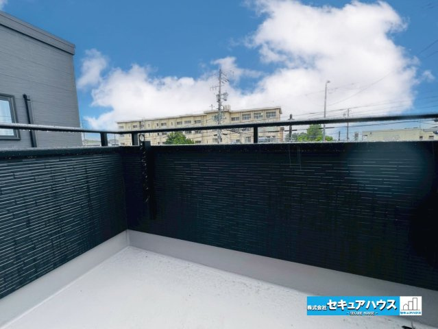 【本日ご案内可能】愛知郡東郷町大字春木字白土　全1棟のバルコニー|【バルコニー】
◆見晴らしもよく、太陽の温かな温もりをめいっぱい受け止めてくれます。
太陽の光と爽やかな風を受けたお洗濯物はあっという間に乾き、取りこむ時には太陽の匂いを感じられそうですね。　　　　　
