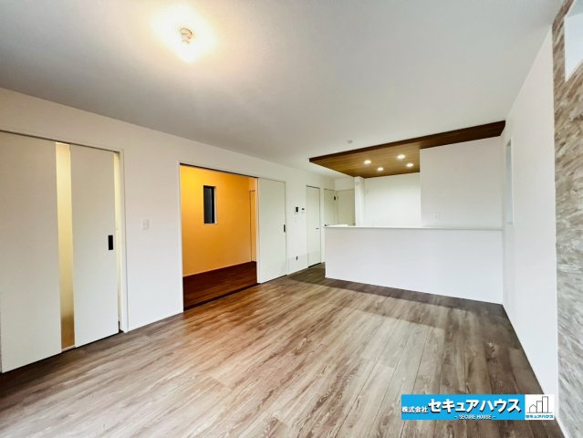 【本日ご案内可能】愛知郡東郷町大字春木字白土　全1棟の居間・リビング|【LDK16帖】
◆家族揃ってリビングで過ごすお休みの日が、楽しみになる場所となることでしょう。
◆対面式のオープンキッチンは、家事をしながら家族の様子が一目でわかる安心＆便利設備♪　　　　　　　　　