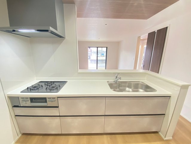 【同施工物件ご案内可能】愛知郡東郷町大字春木字白土　全1棟の内観：施工例|【キッチンイメージ】
同時にたくさんの料理が調理できる3口コンロ。「焼く・蒸す・煮る」の工程を同時進行で進めることができるので、料理を素早く作ることができます。育児でバタバタ忙しいママに嬉しい♪　　　