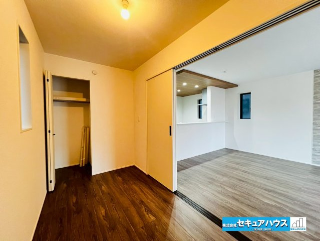 【本日ご案内可能】愛知郡東郷町大字春木字白土　全1棟の洋室|【洋室4帖】
◆リビングの続く洋室の扉を開ければ開放感が増します。お子様の遊び場としても利用可能です。
◆来客時には扉を閉めて客間として利用することもできる汎用性の高さが魅力です。　　　　　　　　　　