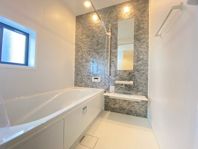 【同施工物件ご案内可能】愛知郡東郷町大字春木字白土　全1棟の内観：施工例|【浴室イメージ】
◆アクセントパネルで落ち着きのある雰囲気を演出します。毎日の疲れを癒やすバスタイムをお楽しみ下さい！
◆追い炊き機能付きのオートバスです。　　　　　　　　　　　　　　　　　　　　　　