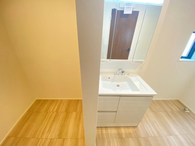 【同施工物件ご案内可能】愛知郡東郷町大字春木字白土　全1棟の内観：施工例|【独立洗面化粧台イメージ】
◆良く通勤通学に向かえそうですね！鏡の裏にはたっぷりと収納スペースを標準装備！
◆電源を付属しているのでドライヤーなど利用できます。　　　　　　　　　　　　　　　　　　　　