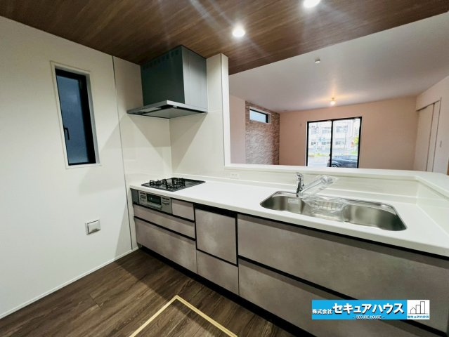 【本日ご案内可能】愛知郡東郷町大字春木字白土　全1棟のキッチン|【キッチンスペース】
◆キッチンの窓は熱気や匂いを逃がす役割があります。
◆床下収納付きでお米や防災グッズなどをしまうことができます。
◆広々としたキッチンスペースのため家族で並んで料理できます。　　