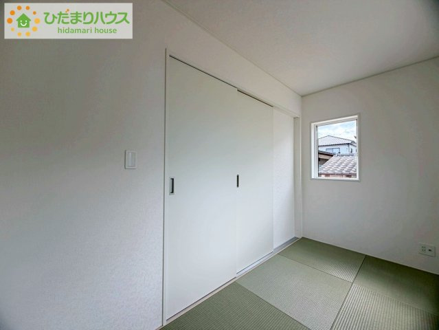 いわき市小名浜花畑町第4　新築戸建　1号棟の和室|扉を閉じれば来客用のお部屋として。開いて広い空間を作れば、お子様の遊び部屋として使えます！