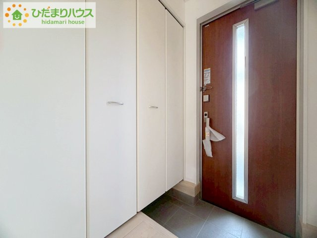 いわき市小名浜花畑町第4　新築戸建　1号棟の玄関|鍵や小物類を置けるスペースが確保できるため、散らかりがちな玄関をすっきりと保てます。