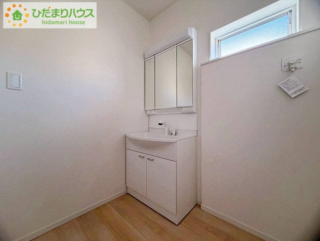 いわき市小名浜花畑町第4　新築戸建　1号棟の独立洗面台|大きな三面鏡の独立洗面。鏡の後ろは収納となっているのでスッキリと整理できます！