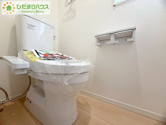 いわき市小名浜花畑町第4　新築戸建　1号棟のトイレ|温水洗浄便座なら、年中温かいので、安心して座ることができます。さらに、身体が冷えることもないため、便座カバーを付ける必要もありません。