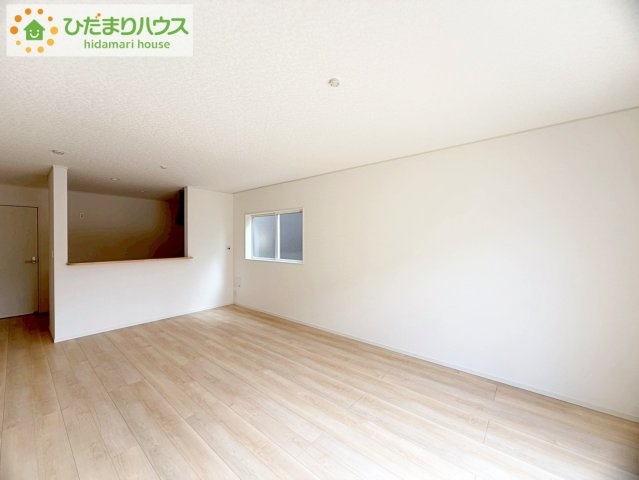 いわき市小名浜花畑町第4　新築戸建　1号棟の居間・リビング|大きな窓から差し込む光でいっぱいのリビング　休日もつい家にいる時間が長くなりそうです