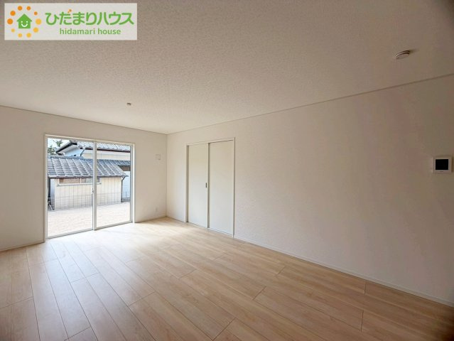 いわき市小名浜花畑町第4　新築戸建　1号棟の居間・リビング|奥行き感あるLDK。一体の空間ながらほどよい距離を保ち、家族がおもいおもいに好きな場所で寛げます。