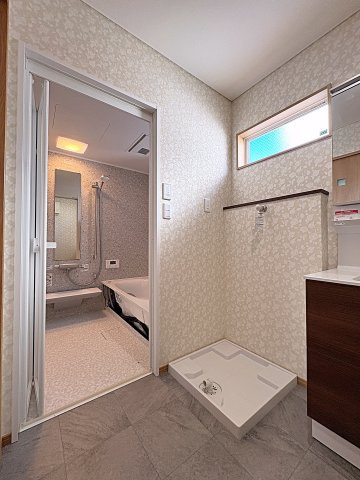 【エコnaホーム】　郡山市横塚6丁目　芳賀小・第四中のトイレ|クロスがおしゃれな空間です！