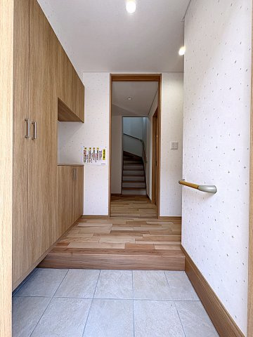 【エコnaホーム】　郡山市横塚6丁目　芳賀小・第四中の玄関|大容量のシューズボックスがあり玄関スペースもスッキリ！