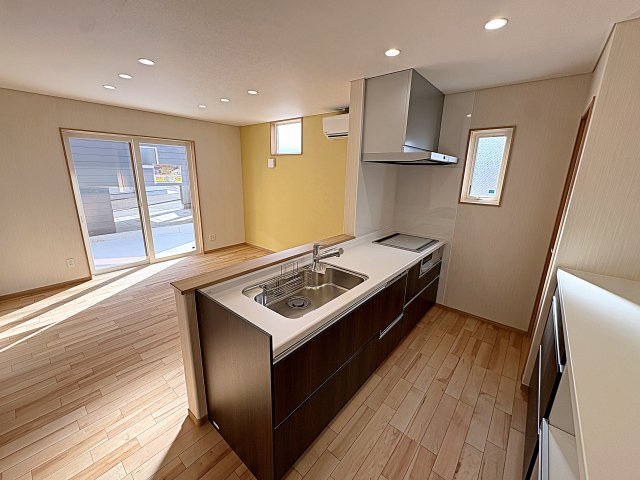 【エコnaホーム】　郡山市横塚6丁目　芳賀小・第四中のキッチン|IHクッキングヒーターで火災の心配も少なくお掃除もしやすいです！収納とゴミ箱も備え付けております！