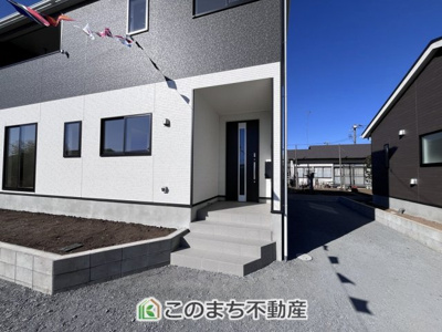 【エントランス】 | CRADLEGARDEN筑西市井上第1　2号棟 | 雨の日のご帰宅時も安心の広々玄関ポーチ♪

