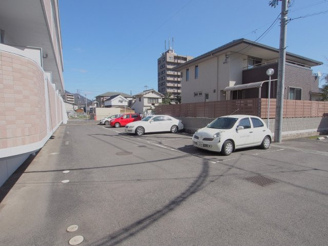 ウイル緑井の駐車場