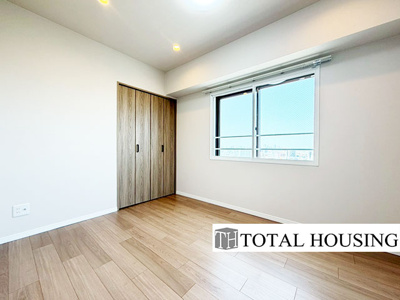 【洋室】 | ダイアパレス月寒中央通 | 洋室　約6.5帖
シンプルデザインなことによりご自分お好みのレイアウトがしやすい主寝室。クローゼットが設置されているのでお部屋の整理整頓もすっきり楽々。お部屋をよりゆったりとお使い頂けます。