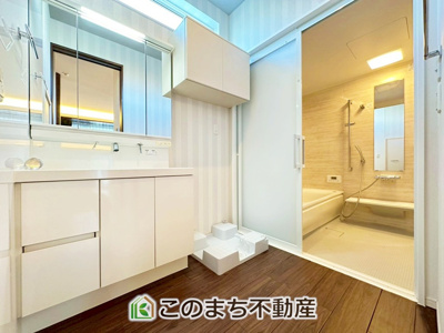 【洗面所】 | さくら市卯の里中古戸建 | 脱衣所は広々としておりますので、お子様のお着替えもストレスなくできます！
