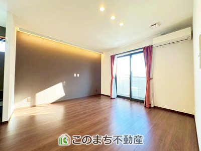【洋室】 | さくら市卯の里中古戸建 | ☆☆メインベッドルーム☆☆
大型ウォークinクローゼット付きの広い主寝室。プライベートを保ちながらも
バランスよく配置された窓から緩やかな陽が射し込み、広い空間を光が満たしていきます。