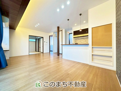 【居間・リビング】 | さくら市卯の里中古戸建 | オープンでのびやかな空間を生み出す、こだわりの広がりとゆとり。家族と過ごす時間を大切にしたい方にぴったりの明るくゆとりある住空間です。
