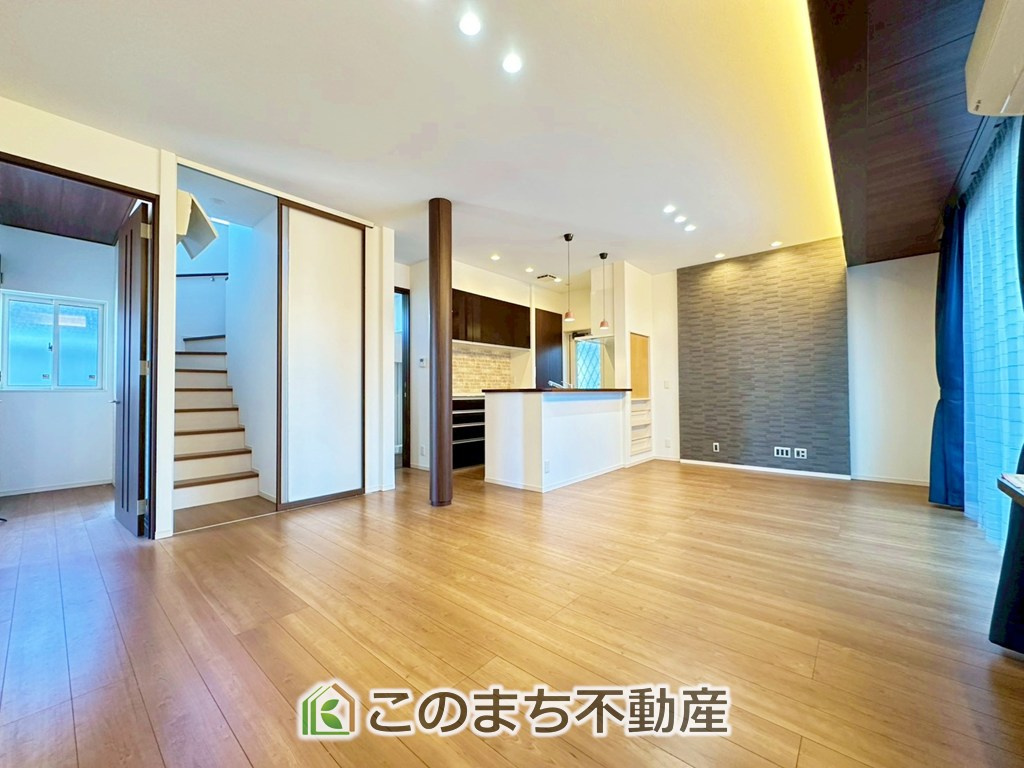 さくら市卯の里中古戸建の居間・リビング|インテリアショップで見掛けた「あの家具」も置ける、ゆったりとした空間。時に広さが上質な寛ぎの時間になる事も。流行に左右されず、将来にわたって価値が継続する「上質」な佇まい。
