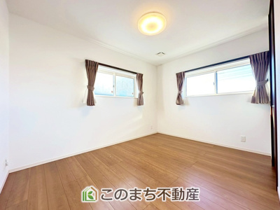 【洋室】 | さくら市卯の里中古戸建 | 日当たりが良く明るい洋室です。クローゼット付きで家具の配置がしやすく居心地の良いプライベート空間を演出します。
