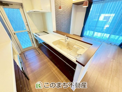 【キッチン】 | さくら市卯の里中古戸建 | ■カウンターキッチン■
キッチンは収納数もさる事ながら、リビングで寛ぐ家族や小さなお子様を見守りながら料理が出来る
「対面式の温もり設計」。キッチンから立ち込める香りが今日の料理を期待させます