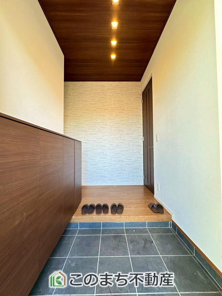 さくら市卯の里中古戸建の玄関|広々とした玄関スペース♪たくさんの靴を収納できる下駄箱もございます。
