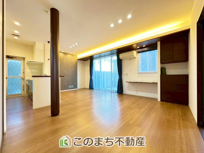 【居間・リビング】 | さくら市卯の里中古戸建 | 時間のゆとりと空間、暖かな陽光がもたらす光と風を独占してください。新しい暮らしが始まります。
