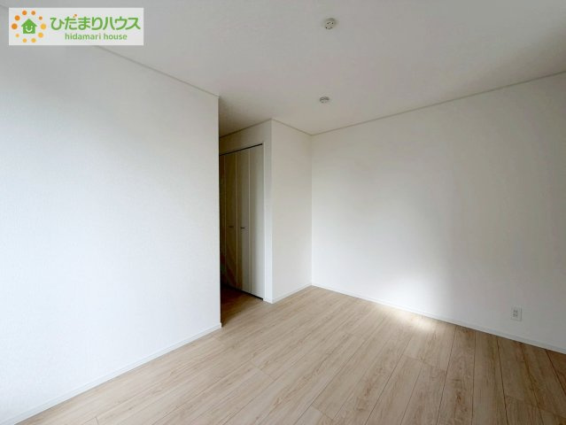 いわき市錦町第32　新築戸建　2号棟の寝室|天井の高い主寝室。ゆっくりと過ごせる大人のくつろぎ空間！