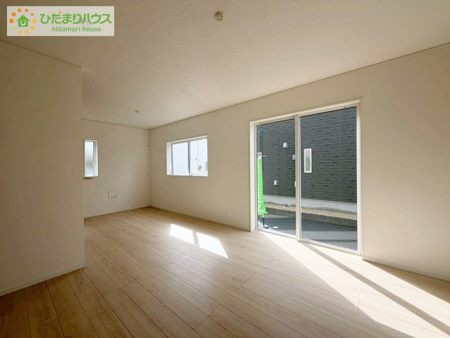 いわき市錦町第32　新築戸建　2号棟の居間・リビング|リビング大きな窓からは、暖かな日の光が降り注ぎます・・・
